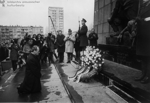 Kneeling before the Warsaw Ghetto Memorial (December 7, 1970)