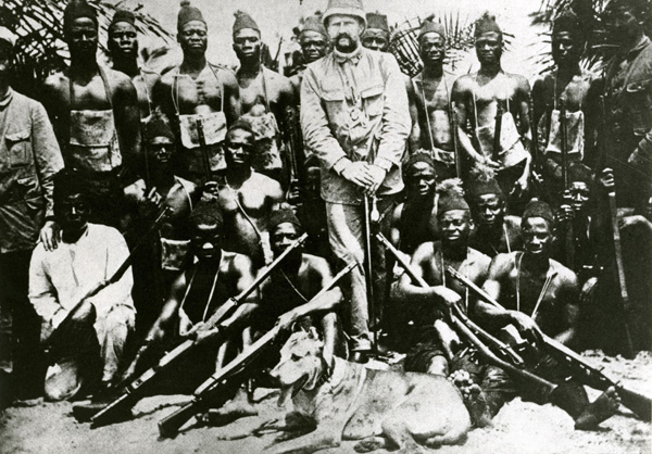 Westafrikanische Polizeisoldaten in der deutschen Kolonie Kamerun (ca. 1900)
