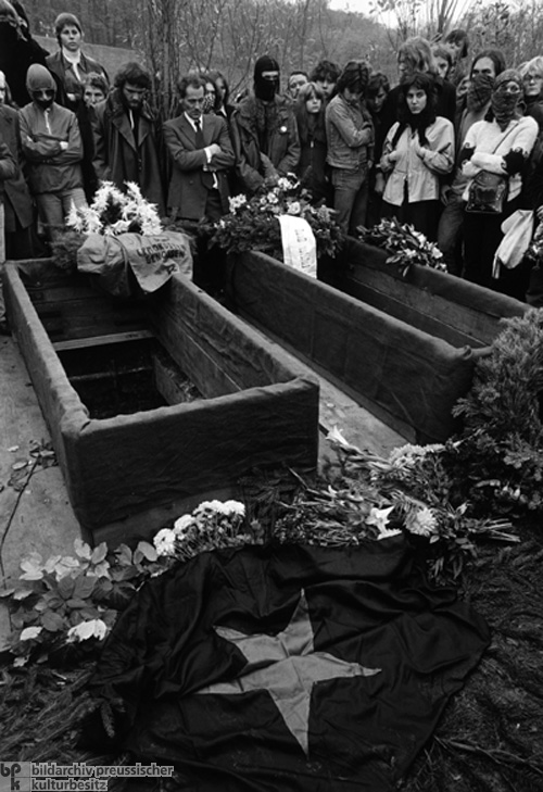 Beisetzung der RAF-Mitglieder Andreas Baader, Gudrun Ensslin und Jan-Carl Raspe (27. Oktober 1977)