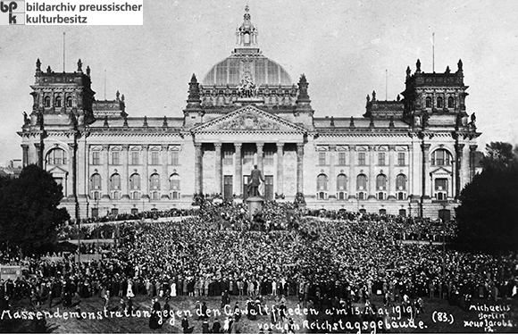 Massendemonstrationen gegen den „Gewaltfrieden” vor dem Reichstag (15. Mai 1919) 