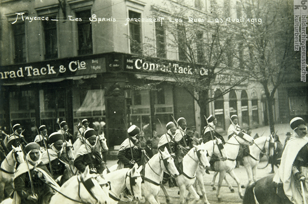 Französische Kavallerie in den Straßen von Mainz (23. April 1919)
