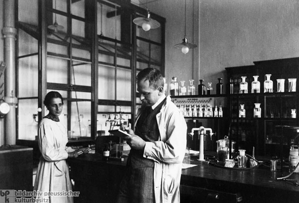 Lise Meitner und Otto Hahn im Kaiser-Wilhelm-Institut für Chemie in Berlin (1928)