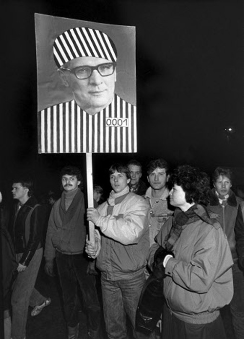 Demonstranten fordern Inhaftierung Honeckers (11. Dezember 1989)