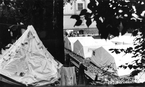 Zelte im Park der Kirche von Budapest-Zugliget (Sommer 1989)