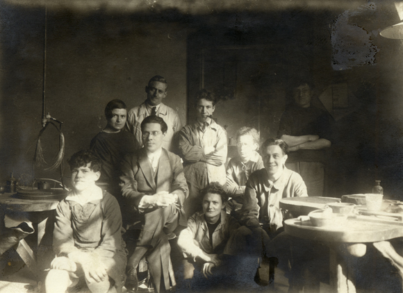 László Moholy-Nagy mit Studierenden der Metallwerkstatt im Bauhaus Weimar (1924-25)