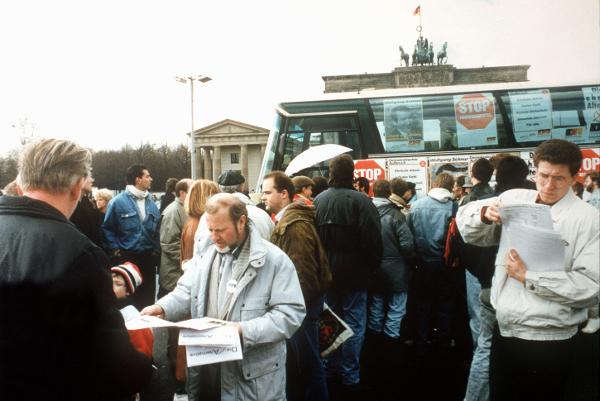 Flugblattaktion der Partei Demokratischer Aufbruch (DA) am Brandenburger Tor in Berlin (3. März 1990)