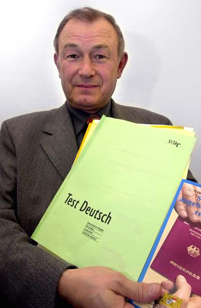Einbürgerung: Bayern führt schriftlichen Test für Ausländer ein (10. März 2000)