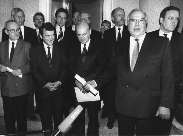 Pressekonferenz der „Allianz für Deutschland” vor dem Gästehaus der Bundesregierung in West-Berlin (5. Februar 1990)