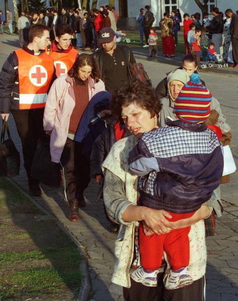 Kosovo-Flüchtlinge bei der Ankunft in Niedersachsen (8. April 1999)  