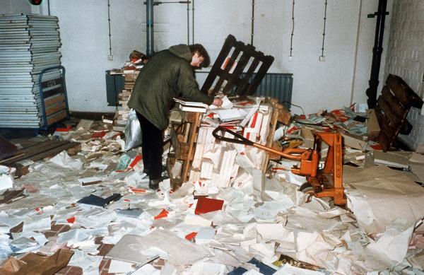 Blick in die verwüstete Zentrale des Amtes für Nationale Sicherheit (bzw. des ehemaligen Ministeriums für Staatsscherheit) in Berlin-Lichtenberg (15. Januar 1990)
