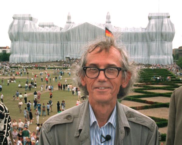 Der Künstler Christo vor dem verhüllten Reichstag (25. Juni 1995)