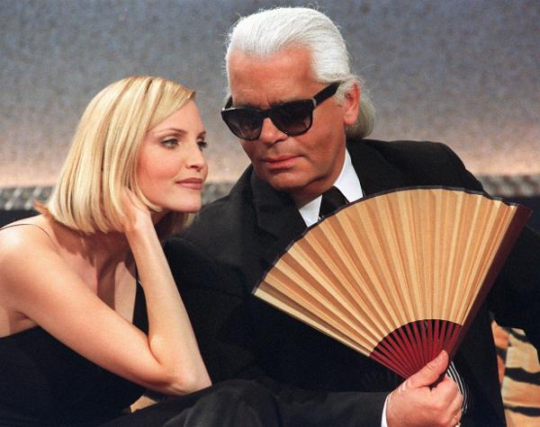 Model Nadja Auermann und Modemacher Karl Lagerfeld (13. Dezember 1997)