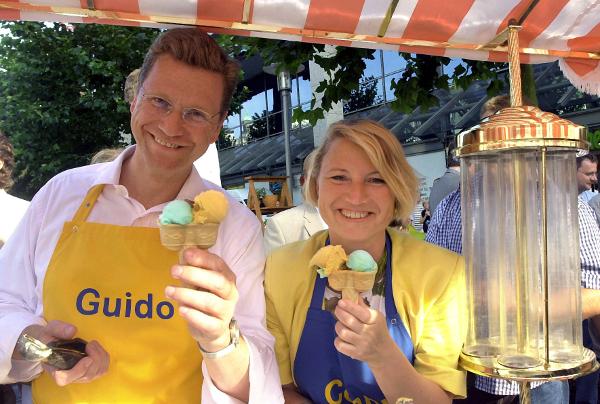 Guido Westerwelle and Cornelia Pieper on the Campaign Trail (July 30, 2002)