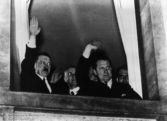 Adolf Hitler am Fenster der Reichskanzlei (30. Januar 1933)