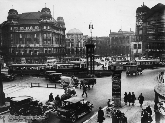 Reger Verkehr auf dem Potsdamer Platz, Berlin (1930)