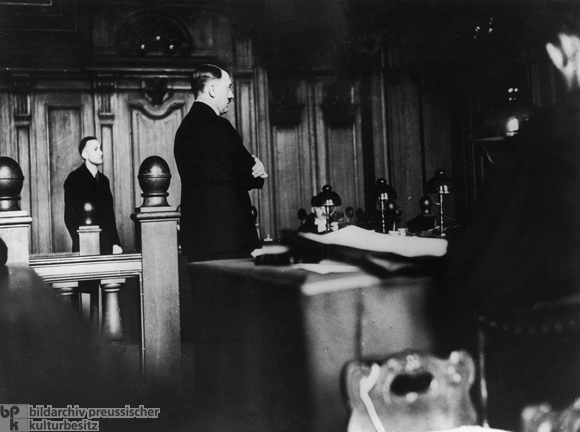 Hitler im Zeugenstand vor dem Reichsgericht in Leipzig (25. September 1930)