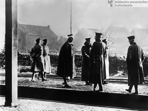 Wilhelm II. (4.v.l.) überquert am Tag nach der Verkündung seiner Abdankung die Grenze ins holländische Exil (10. November 1918)