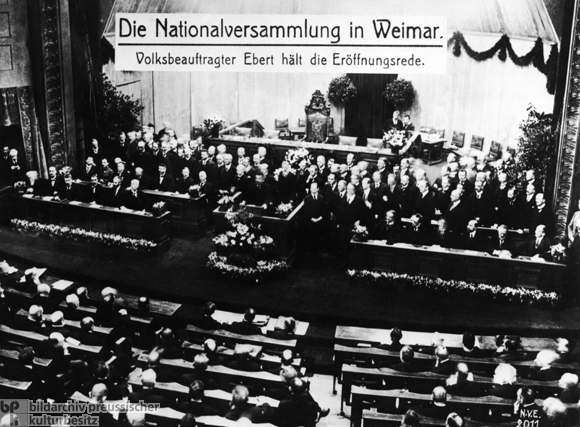 Friedrich Ebert hält die Eröffnungsrede bei der ersten Sitzung der Nationalversammlung in Weimar (6. Februar 1919)
