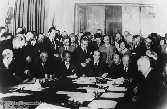 Unterzeichnung des Young-Plans im Pariser Hotel Georg V (7. Juni 1929) 