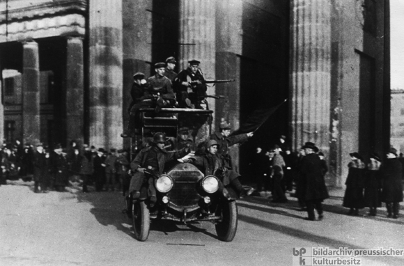 Revolutionäre Matrosen und Soldaten fahren durch das Brandenburger Tor (9. November 1918)