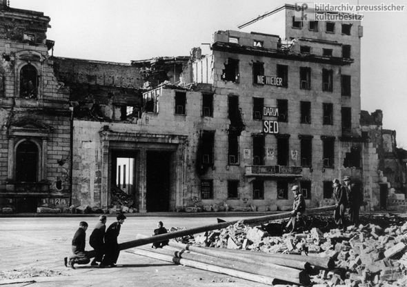 Spielplatz auf Trümmern (1946)