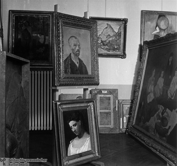 Depotraum für beschlagnahmte Werke Entarteter Kunst im Schloss Niederschönhausen mit Werken von Vincent van Gogh, Pablo Picasso und Paul Gauguin (1937)