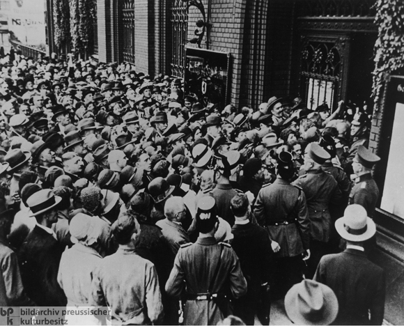 Andrang von Sparern vor der Sparkasse der Stadt Berlin am Mühlendamm (16. Juli 1931)