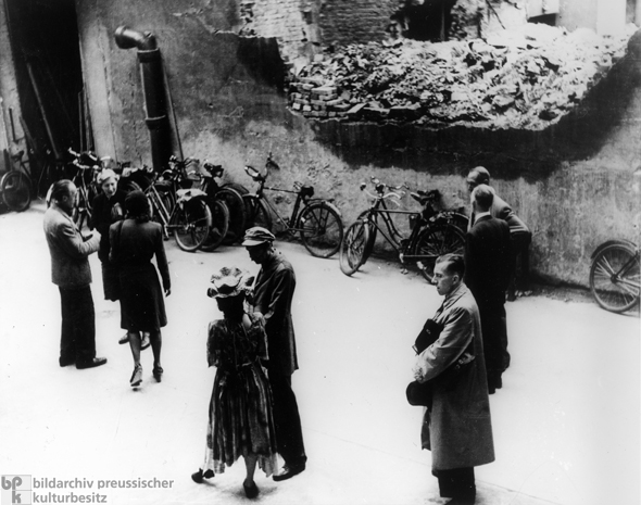 Kulturelle Zerstreuung im Nachkriegsberlin (Sommer 1945)