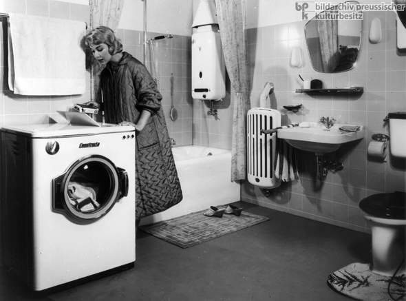 Badezimmer mit gasbetriebener Waschmaschine (1957)