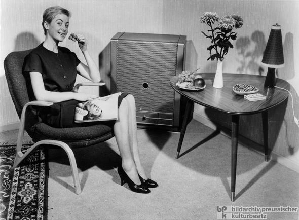 Möbeldesign der 50er Jahre: Sitzecke mit einer Gas-Raum-Heizung (1957)