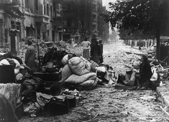 Nach dem „Sturm auf Berlin”: Ausgebombte auf der Straße (1. Mai 1945)