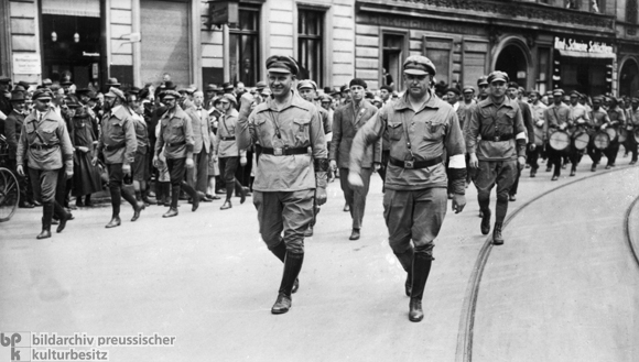 Ernst Thälmann und Willy Leow an der Spitze eines Demonstrationszuges des Roten Frontkämpferbundes in Berlin (Juni 1927)
