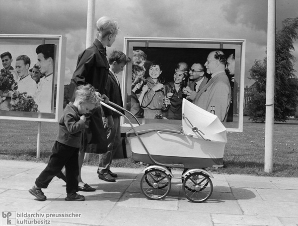 Ost-Berliner Mutter mit Kindern vor einem Plakat mit Walter Ulbricht (1964)
