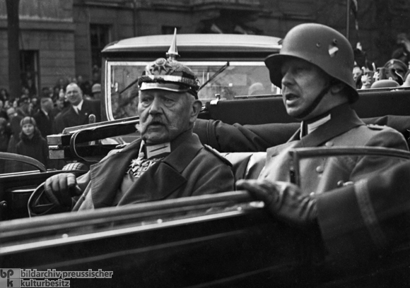 Hindenburg am 85. Geburtstag mit seinem Sohn Oskar (2. Oktober 1932)