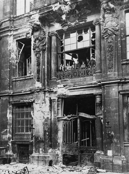 Angehörige der Volksmarinedivision auf einem Balkon des Stadtschlosses (Dezember 1918) 