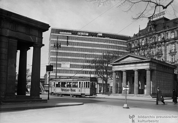 Potsdamer Platz mit Columbushaus im Hintergrund (1932)