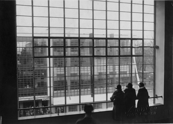 Bauhaus Dessau: Blick vom Treppenhaus während der Eröffnung (4.-5. Dezember 1926)