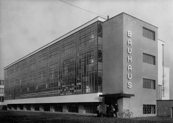 Walter Gropius, Bauhaus Dessau, Ansicht von Südwesten (erbaut 1926)