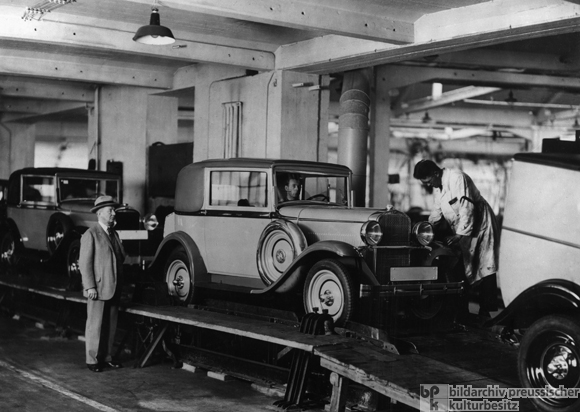 Im Beisein von Dr. Opel läuft der 10.000 Opel vom Band (1931)