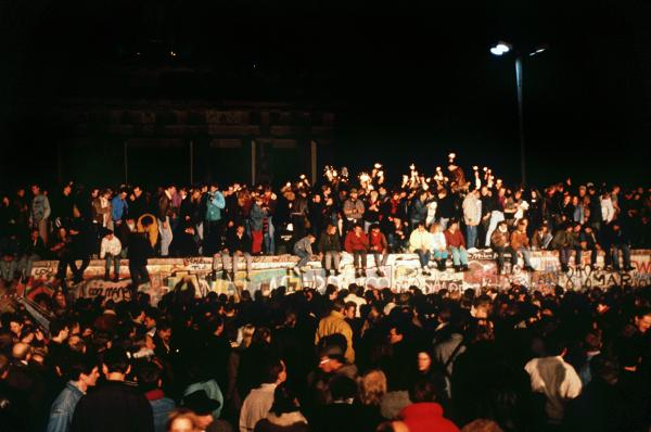 Maueröffnung: Jubelnde Berliner auf der Mauer am Brandenburger Tor (9. November 1989)