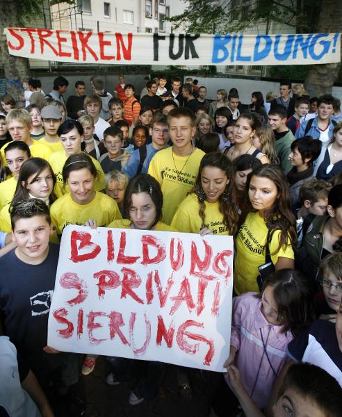 Frankfurt High School Students Strike against Education Reform (September 12, 2006)