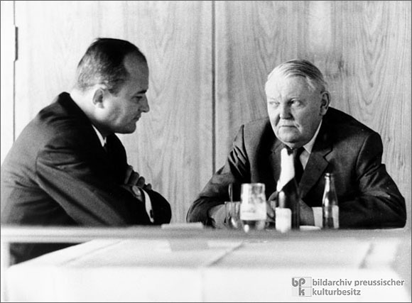 Bundeskanzler Ludwig Erhard und Rainer Barzel (1964)