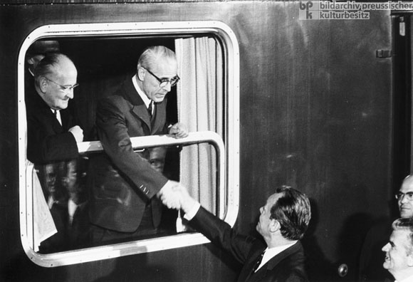 Willy Brandt verabschiedet sich von Willi Stoph und Otto Winzer<BR>(21. Mai 1970)