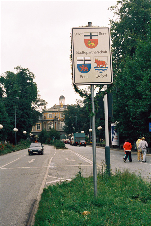 Hinweisschild auf die Städtepartnerschaft zwischen Bonn und Oxford vor dem Koblenzer Tor, Bonn (1987)