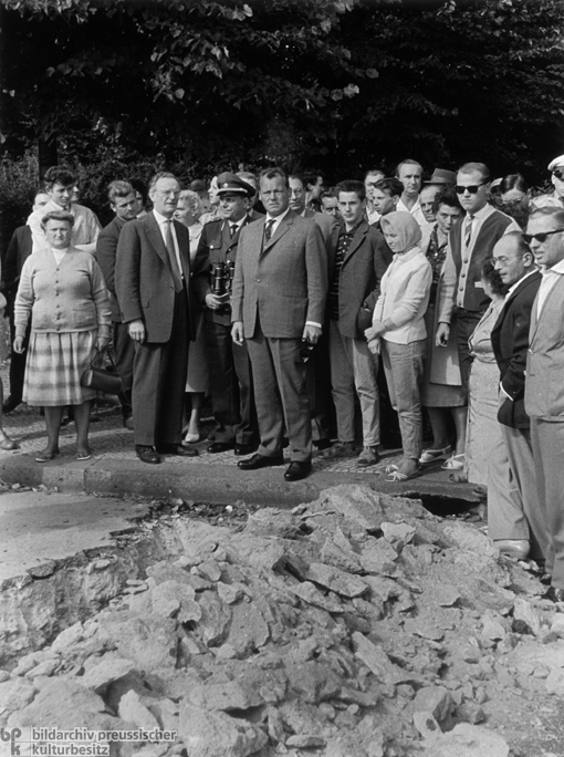 Willy Brandt besichtigt den Bau der Mauer (13. August 1961)