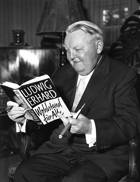 Ludwig Erhard mit seinem Buch „Wohlstand für alle” (28. Januar 1957)