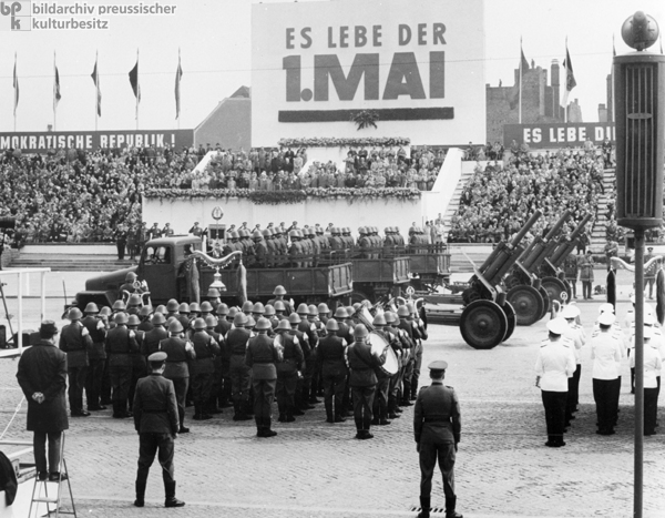 Parade zum 1. Mai in Ost-Berlin (1. Mai 1963) 