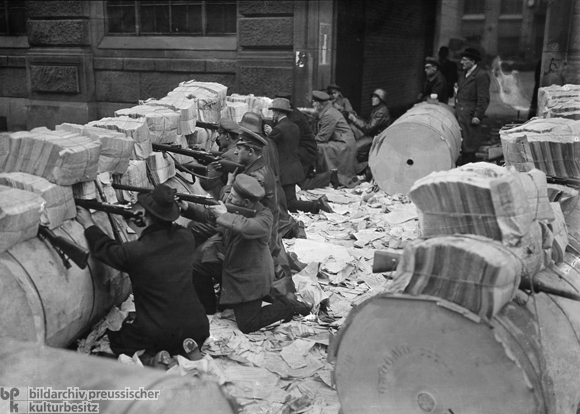 Barrikaden aus Zeitungspapierrollen vor dem Verlagshaus Rudolf Mosse (11. Januar 1919)