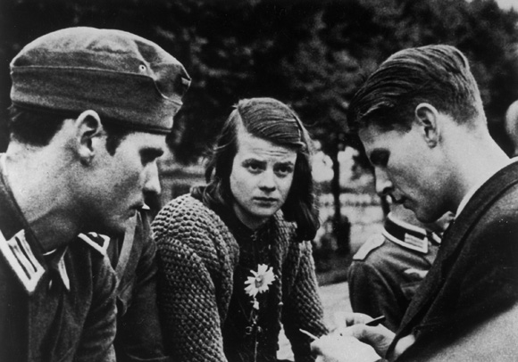 Die Geschwister Hans und Sophie Scholl und Christoph Probst (von links) von der studentischen Widerstandsgruppe „Weiße Rose” (1942)