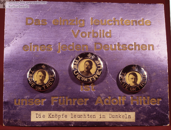 Das einzig leuchtende Vorbild eines jeden Deutschen ist unser Führer Adolf Hitler (Die Knöpfe leuchten im Dunkeln) (ohne Datum)